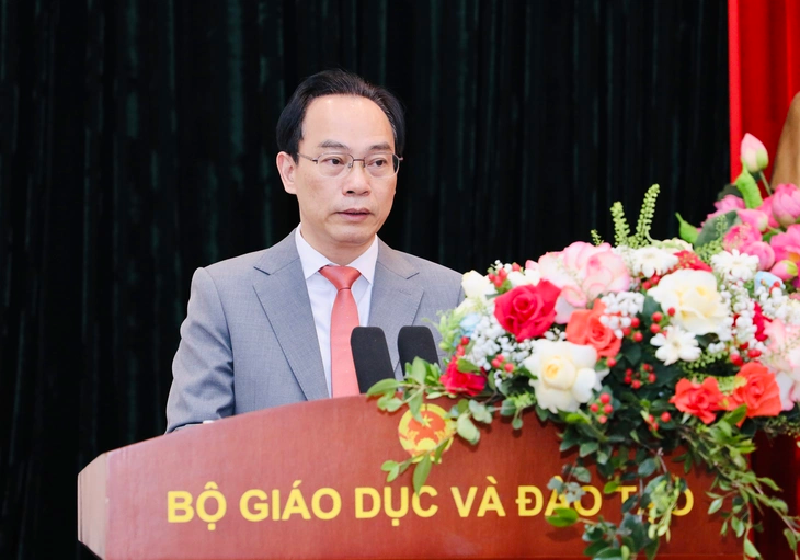 Bộ trưởng Bộ Giáo dục và Đào tạo Hoàng Minh Sơn tại buổi công bố và trao quyết định - Ảnh: BỘ GDĐT