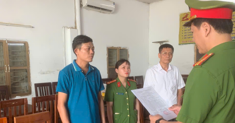 Lực lượng chức năng thi hành các quyết định tố tụng đối với bị can Đinh Tiến Dũng. (Ảnh: Công an Lào Cai)