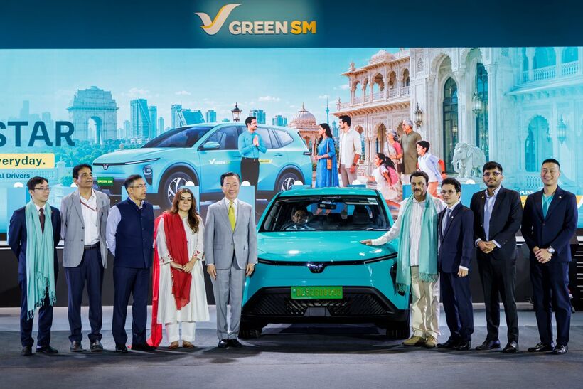 Ông Nguyễn Văn Thanh – Tổng Giám đốc GSM Toàn cầu (thứ 3 từ phải sang), Ông Rao Narbir Singh, Bộ trưởng Bộ Công nghiệp, Môi trường và Thương mại (thứ 4 từ phải sang) cùng đại diện các cơ quan Chính phủ Ấn Độ, Đại sứ quán Việt Nam tại Ấn Độ và các khách mời chụp ảnh cùng xe Green SM Limo tại sự kiện.