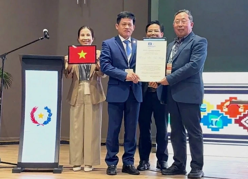 Lãnh đạo tỉnh Quảng Trị nhận bằng công nhận Vườn quốc gia Phong Nha - Kẻ Bàng là Khu dự trữ sinh quyển thế giới. Ảnh: TTO