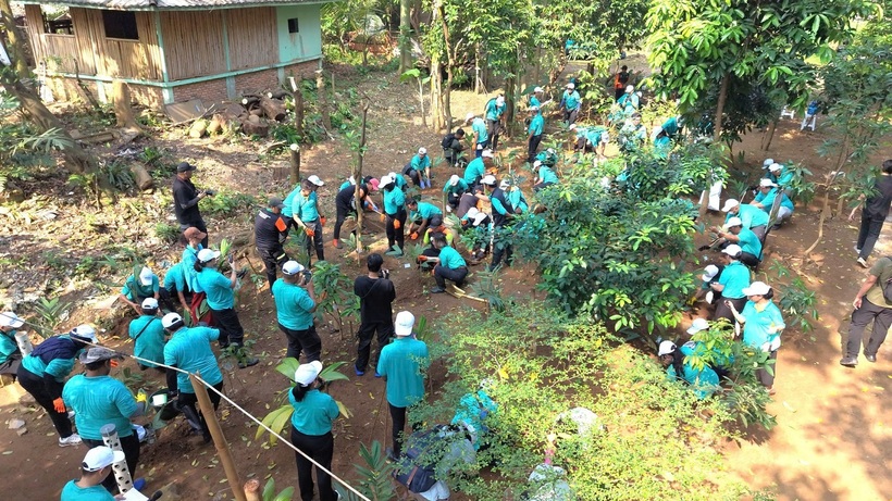 Không chỉ dừng lại ở hoạt động thu gom rác, các tình nguyện viên còn tham gia trồng cây xanh, tuyên truyền nâng cao nhận thức về bảo vệ môi trường và bảo tồn hệ sinh thái sông Ciliwung.