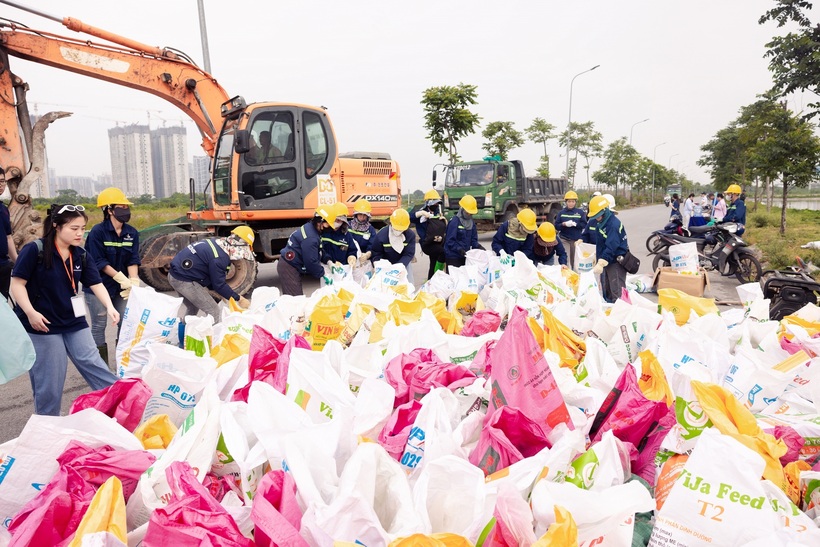 Tại khu vực Hồ Sen, xã Gia Lâm, Hà Nội, 675 cán bộ nhân viên và tình nguyện viên đã cùng chung tay làm sạch môi trường, góp phần cải thiện cảnh quan và chất lượng không gian sống tại khu vực cửa ngõ phía Đông Thủ đô. Sau hai giờ triển khai, các lực lượng đã thu gom 18,7 tấn rác thải, bao gồm rác xây dựng và rác sinh hoạt.