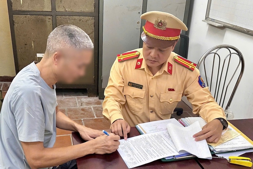 CSGT làm việc với tài xế vi phạm.