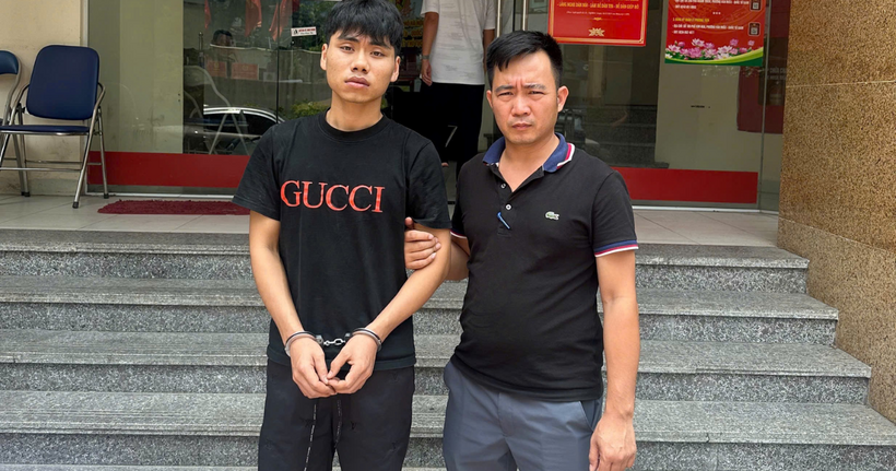 Công an xã Hưng Đạo bắt giữ đối tượng truy nã Vũ Quang Huy. (Ảnh: Công an Hà Nội)