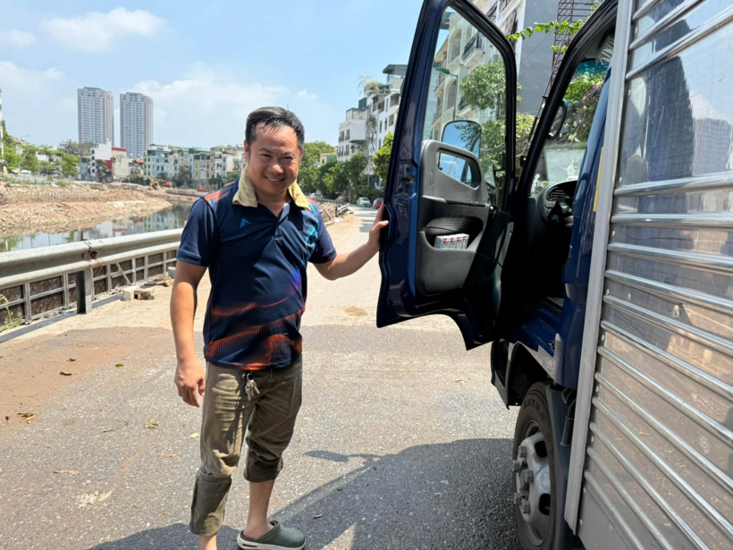 Phải lên xuống xe cả chục lần trong ngày, chênh lệch nhiệt độ rất cao giữa trong xe và ngoài trời, cộng thêm công việc vận chuyển hàng nặng nhọc, anh Bùi Ngọc Tuấn rất chú ý chăm sóc sức khỏe cho bản thân, tăng đề kháng cho cơ thể. Ảnh: NVCC