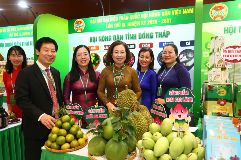 Ông Nguyễn Xuân Định, Phó Chủ tịch Trung ương Hội Nông dân Việt Nam và bà Bùi Thị Thơm, Phó Chủ tịch Trung ương Hội Nông dân Việt Nam chụp ảnh lưu niệm cùng các đại biểu Hội Nông dân tỉnh Đồng Tháp tại gian hàng trưng bày các sản phẩm nông sản tiêu biểu (Ảnh: Khổng Chí).