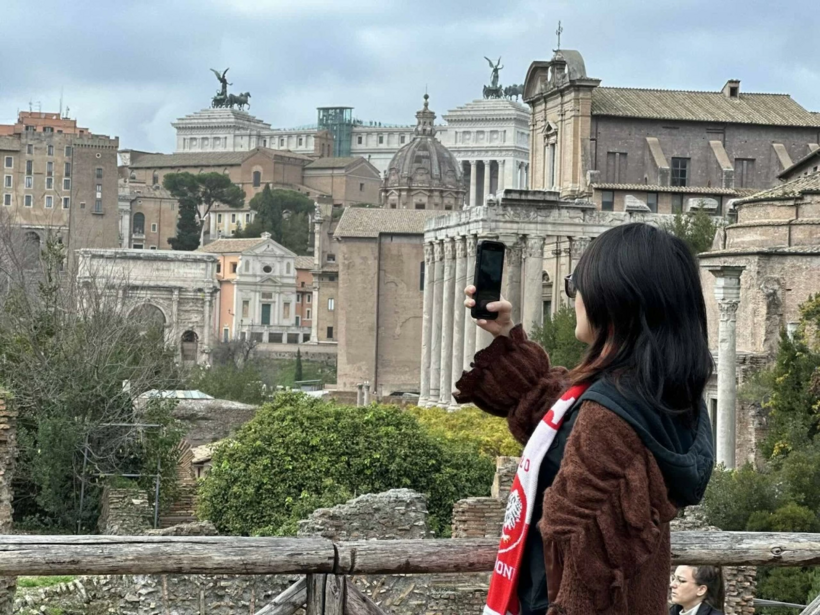 Du khách tham quan Quảng trường La Mã tại Rome, Italy. (Ảnh: Báo Quốc tế)