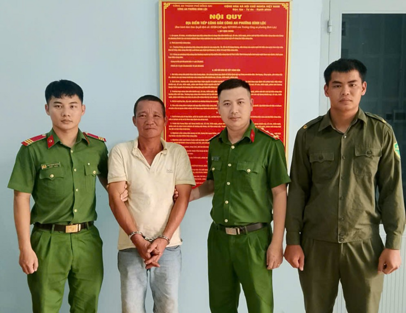 Đối tượng truy nã Phạm Thanh Phúc (áo thun) lúc mới bị bắt. (Ảnh: Công an TP.Đồng Nai)