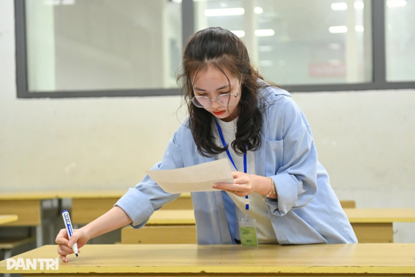 Giám thị coi thi tốt nghiệp THPT 2025. Ảnh: Hải Long