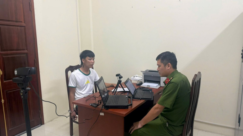 Đối tượng Bùi Văn Đạt tại cơ quan công an. Ảnh: CACC/VietNamnet