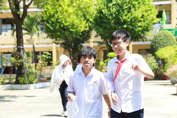 Đà Nẵng vừa công bố điểm chuẩn tuyển sinh lớp 10 năm học 2026-2027, trường THPT Phan Châu Chinh có điểm chuẩn cao nhất với 35,5 điểm. Ảnh: Tuổi Trẻ