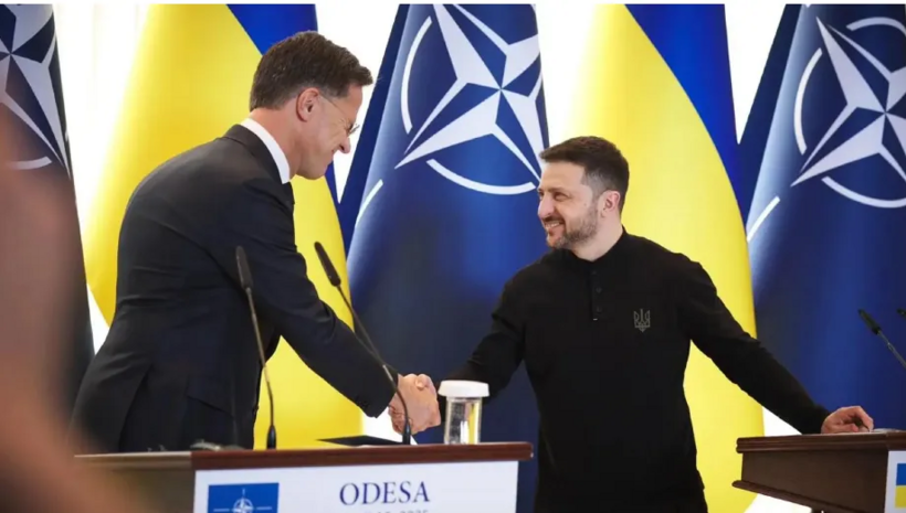 Tổng Thư ký NATO Mark Rutte (trái) và Tổng thống Ukraine Volodymyr Zelensky. Ảnh: Reuters