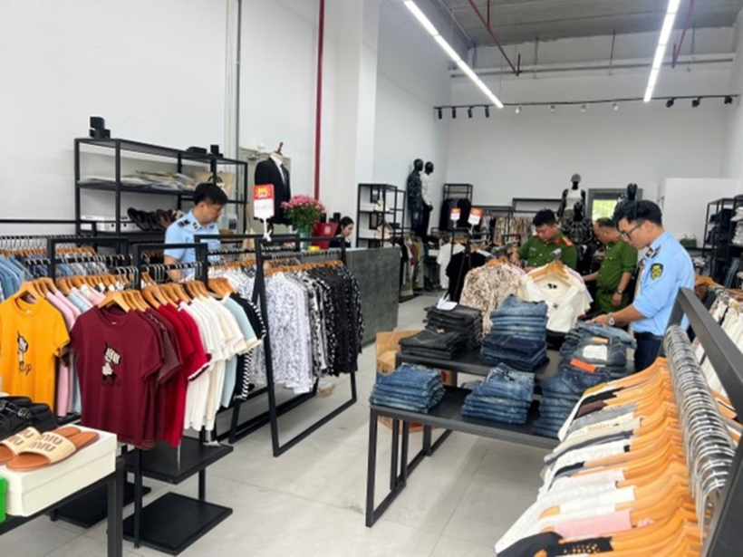 Công an phường Mỹ Hào chủ trì phối hợp Đội Quản lý thị trường số 9 kiểm tra cửa hàng kinh doanh trên địa bàn. Ảnh: Công an Hưng Yên