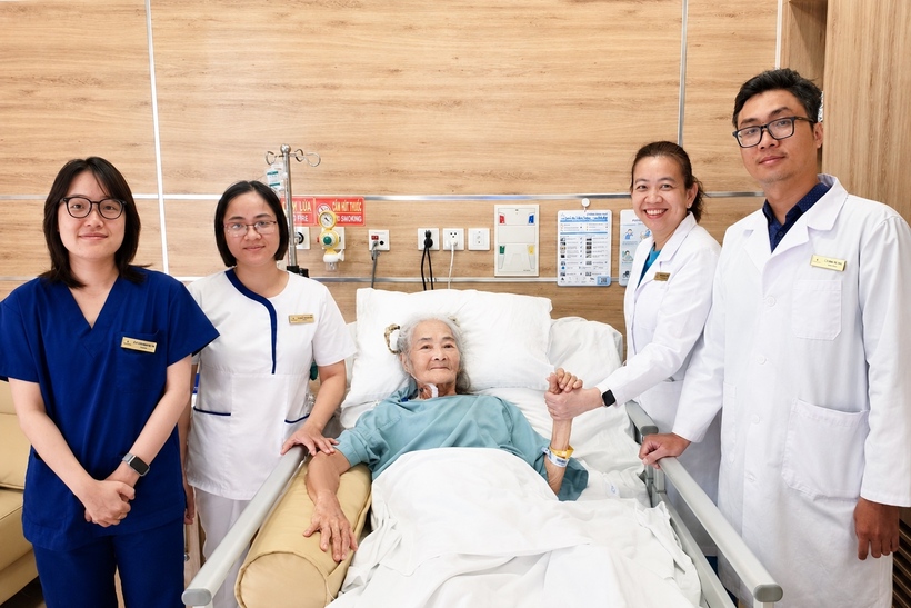 Sau tình trạng nguy kịch, bệnh nhân Nga bình phục trong niềm vui của gia đình và ê-kíp điều trị.
