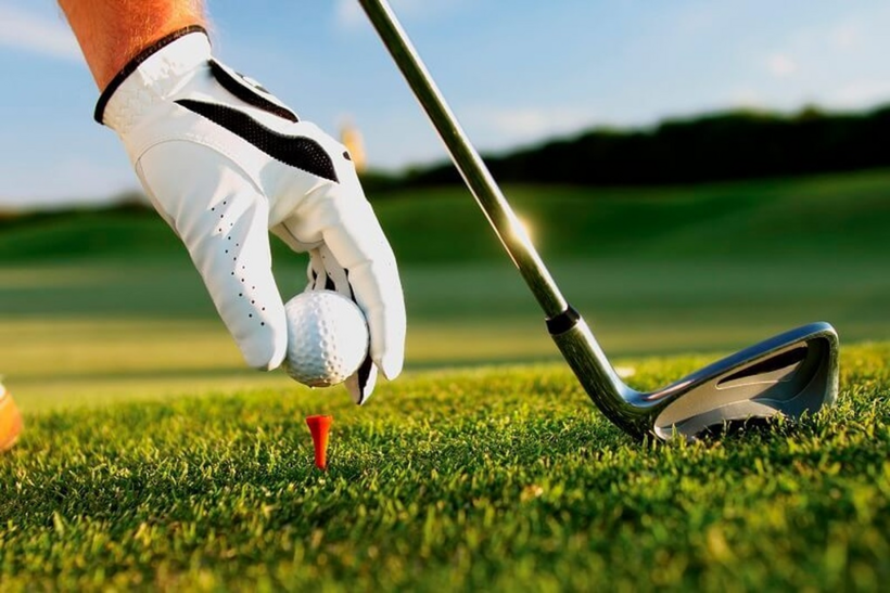 Ông N.K.Đ. bị kỷ luật khiển trách và điều chuyển công tác do chơi golf trong giờ hành chính (Ảnh minh họa).