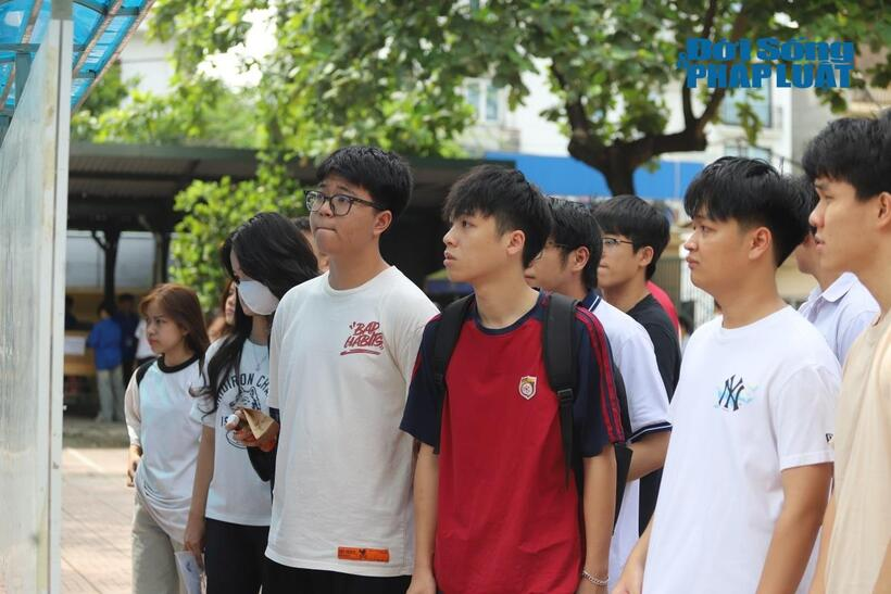 Thí sinh trong buổi làm thủ tục dự thi tốt nghiệp THPT 2026. Ảnh: Lê Liên
