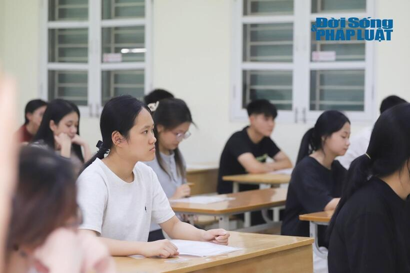 Thí sinh trong buổi làm thủ tục dự thi tốt nghiệp THPT 2026. Ảnh: Lê Liên
