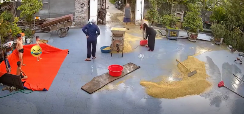 Sau sự cố bất ngờ của "khối nghỉ hè", ông bà chỉ biết lắc đầu cười ngao ngán, còn lũ trẻ thì nhanh chóng quên chuyện cũ để tiếp tục chạy nhảy khắp sân nhà. Ảnh cắt từ clip