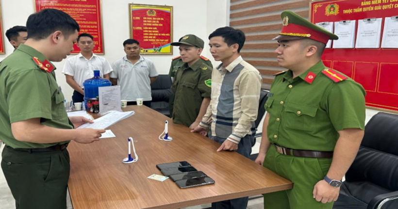 Các bị can Hoàng Tuấn Anh, Nguyễn Doãn Sơn, Linh Văn Hoàng (mặc trang phục dân sự, từ trái qua) . (Ảnh: Công an Lạng Sơn)