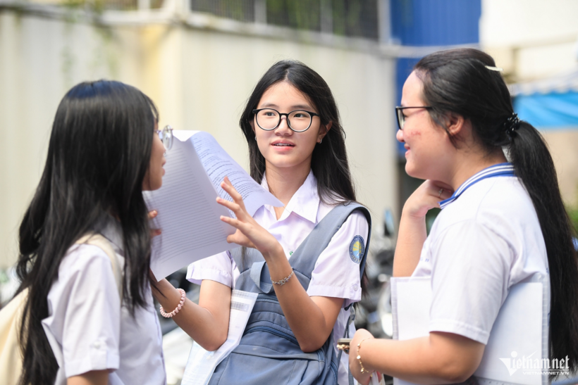 Thí sinh dự thi vào lớp 10 Trường Phổ thông Năng khiếu. Ảnh: Nguyễn Huế