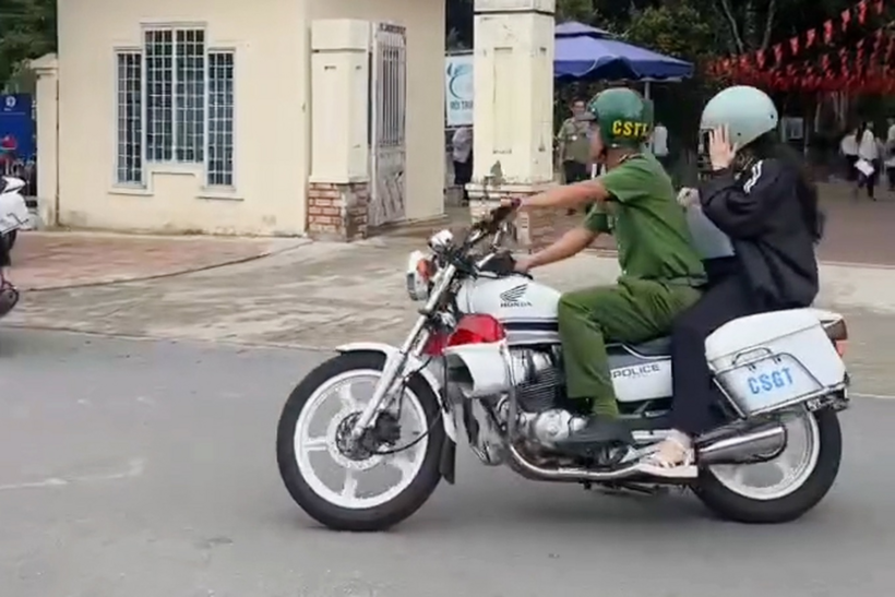 Cán bộ Công an xã Bờ Y dùng xe chuyên dụng đưa nữ sinh đến đúng điểm thi, cách 20km. Ảnh: Dân trí
