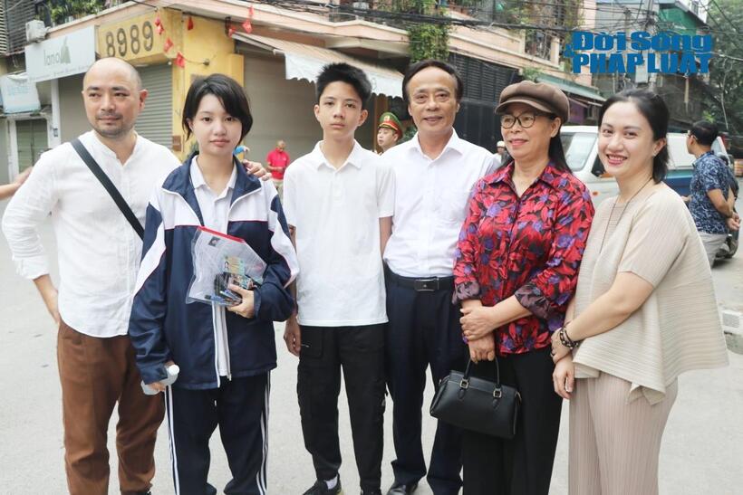Cả gia đình đưa thí sinh dự thi tốt nghiệp THPT