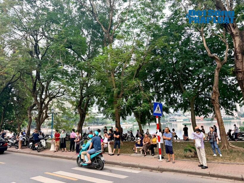 Không khí trước giờ thi THPT 2026: Phụ huynh tiếp sức, động viên sĩ tử tự tin bước vào môn thi đầu tiên - 8