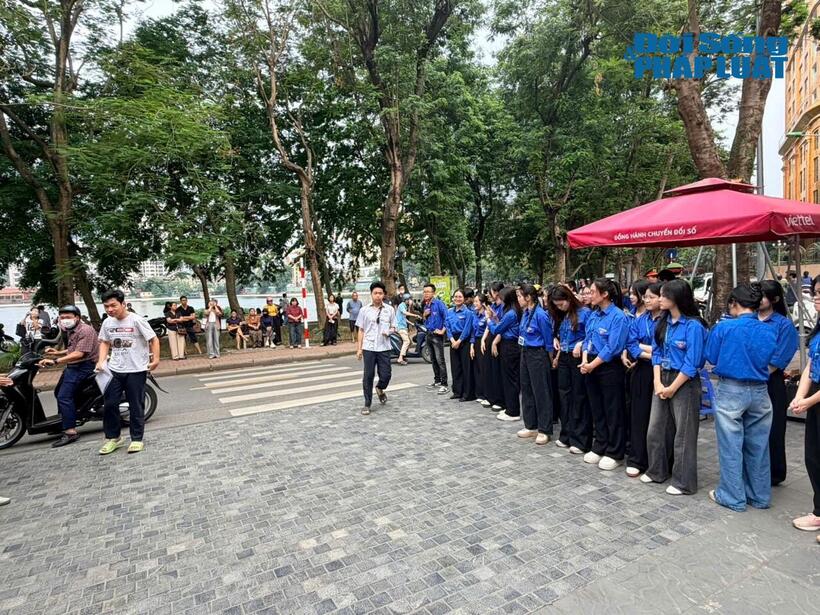 Không khí trước giờ thi THPT 2026: Phụ huynh tiếp sức, động viên sĩ tử tự tin bước vào môn thi đầu tiên - 6
