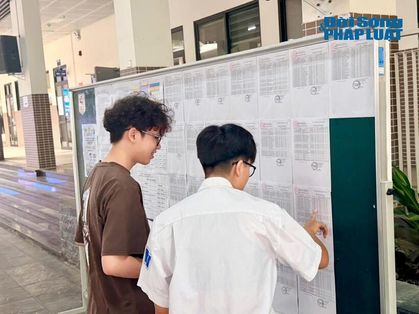 Không khí trước giờ thi THPT 2026: Phụ huynh tiếp sức, động viên sĩ tử tự tin bước vào môn thi đầu tiên - 9