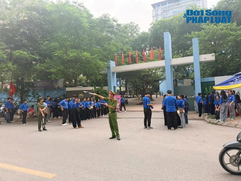 Tại các điểm thi, lực lượng công an cơ sở đóng vai trò quan trọng trong công tác đảm bảo an ninh trật tự.