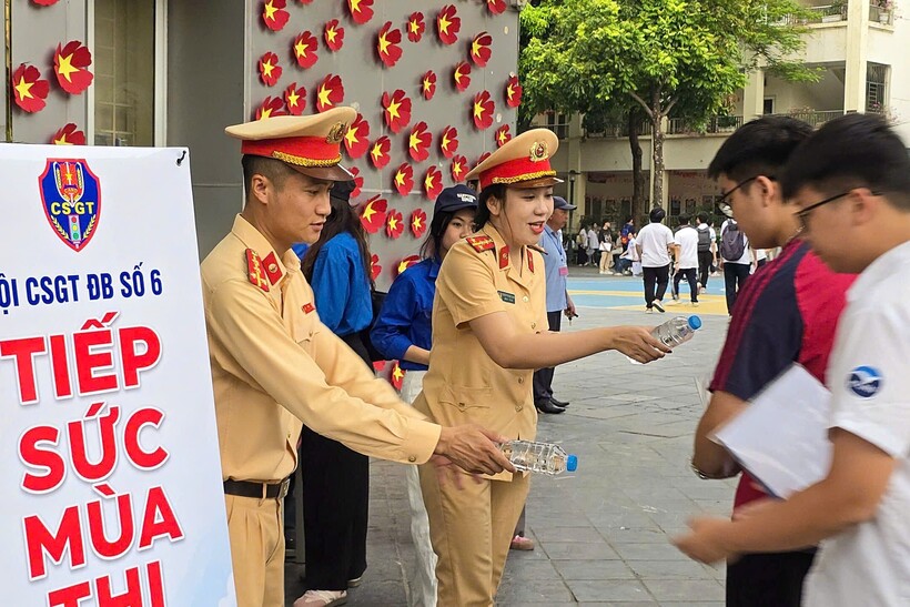 Đội CSGT đường bộ số 6 cùng đoàn thanh niên phường Cầu Giấy hỗ trợ thí sinh sáng 11/6.