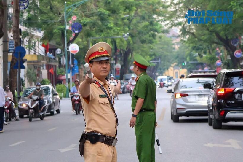 Ngay từ sáng sớm, lực lượng CSGT đã có mặt phối hợp cùng Công an cơ sở tại các nút giao thông trọng điểm và khu vực quanh điểm thi.