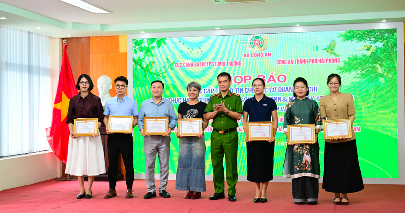 Thiếu tướng Hà Xuân Duy, Phó Cục trưởng Cục Cảnh sát phòng chống tội phạm về môi trường trao tặng Giấy khen cho các phóng viên có thành tích xuất sắc trong công tác tuyên truyền bảo vệ môi trường và đấu tranh phòng, chống tội phạm, vi phạm pháp luật về môi trường, tài nguyên và an toàn thực phẩm.
