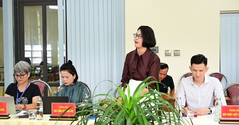 Phóng viên Đời sống và Pháp luật đặt câu hỏi tại buổi họp báo.