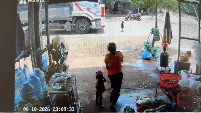 Khoảnh khắc xảy ra vụ tai nạn đau lòng. Ảnh: Người lao động