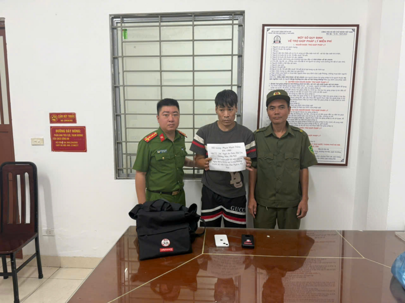 Đối tượng Phạm Mạnh Thắng (đứng giữa) tại cơ quan Công an