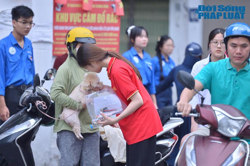 Ngọc Khánh âu yếm "bé cưng" trước khi bước vào môn thi đầu tiên