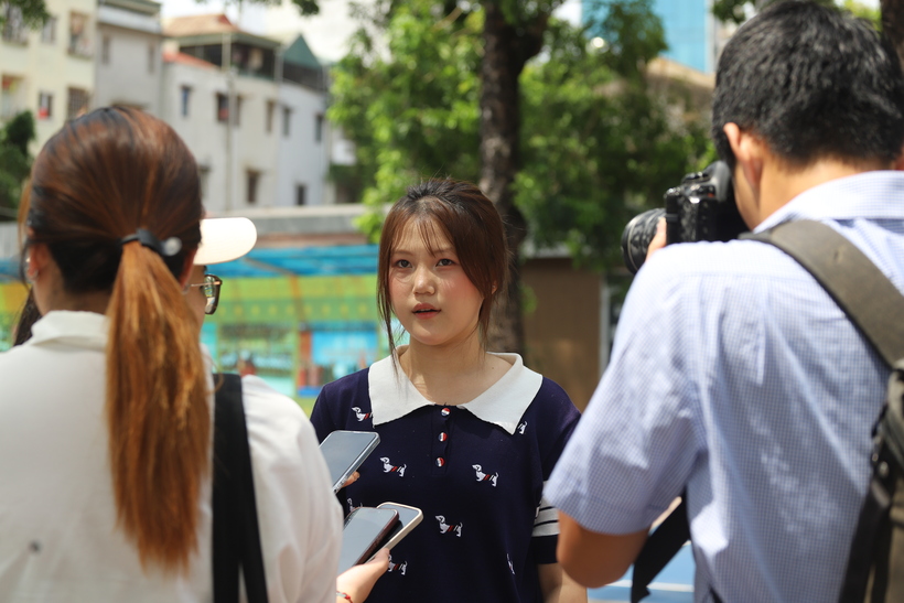 Mưa dông xuất hiện khắp cả nước trong ngày hơn 1,2 triệu thí sinh thi tốt nghiệp THPT 2026, Hà Nội ngày nắng đến 34 độ C. Ảnh: Lê Liên.