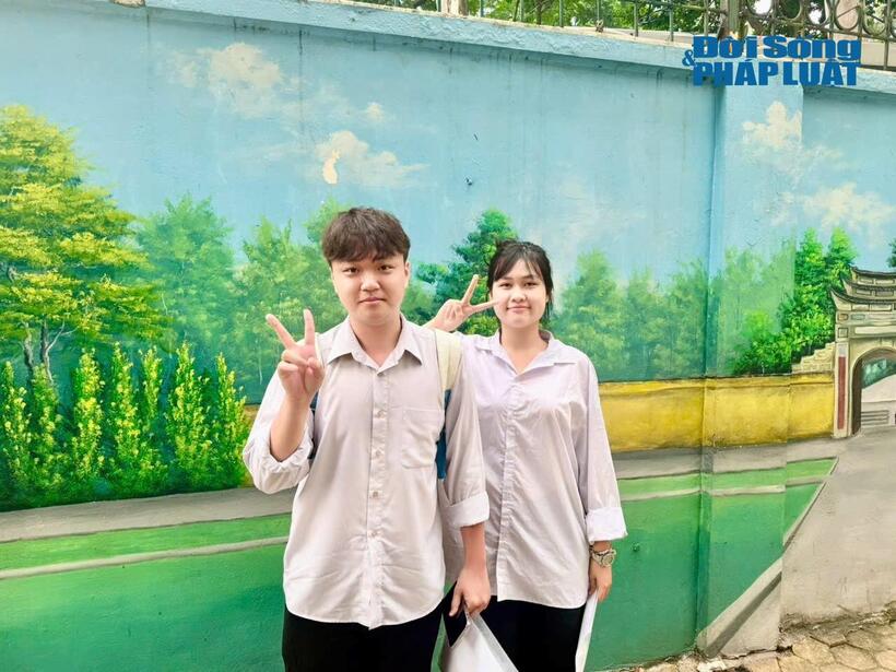 Thí sinh Nguyễn Trọng Hoàng, học sinh Trường THPT Đông Đô, cho biết em cảm thấy khá thoải mái trước giờ thi.