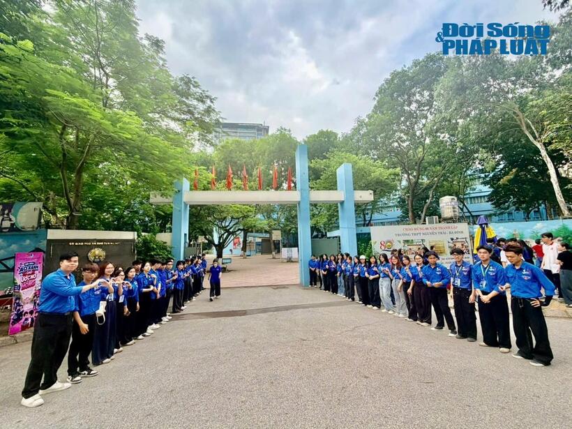 Kỳ thi tốt nghiệp THPT 2026 tại Hà Nội: Ấm lòng hình ảnh lực lượng chức năng và áo xanh tình nguyện đồng hành cùng sĩ tử - 3