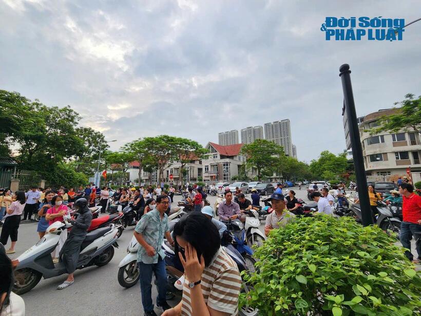 Rất nhiều phụ huynh và thí sinh có mặt tại điểm thi từ sớm