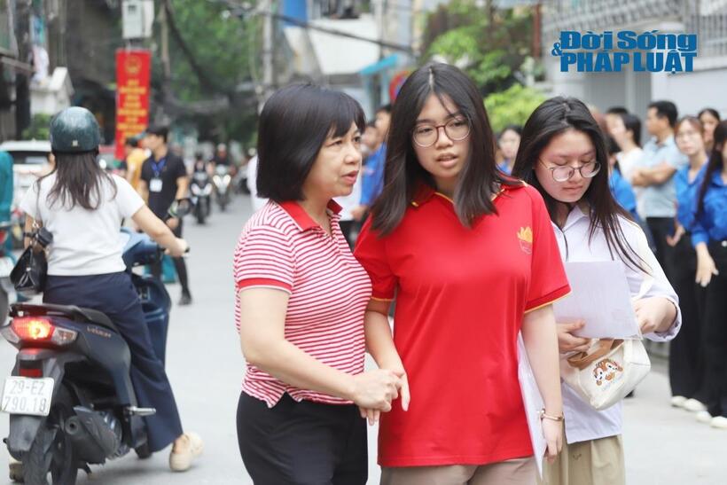 Những cái bắt tay, động viên con tự tin.