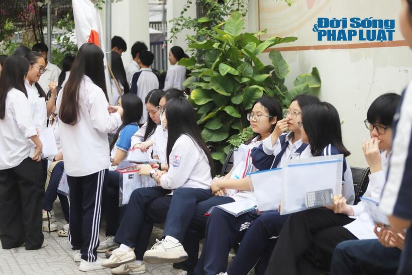 Nhiều thí sinh tại điểm chờ vào phòng thi.