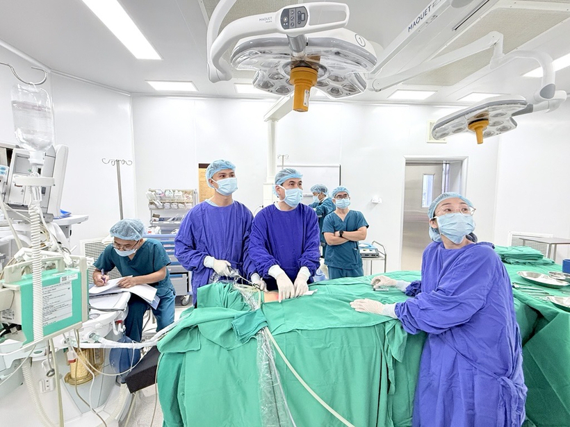Phẫu thuật nội soi là phương pháp được ưu tiên trong điều trị tồn tại ống phúc tinh mạc ở trẻ nhỏ.