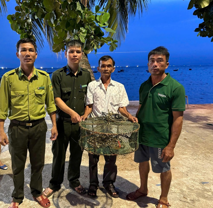 Cá thể trăn gấm được người dân tự nguyện bàn giao cho cơ quan chức năng. Ảnh: Báo Văn Hóa