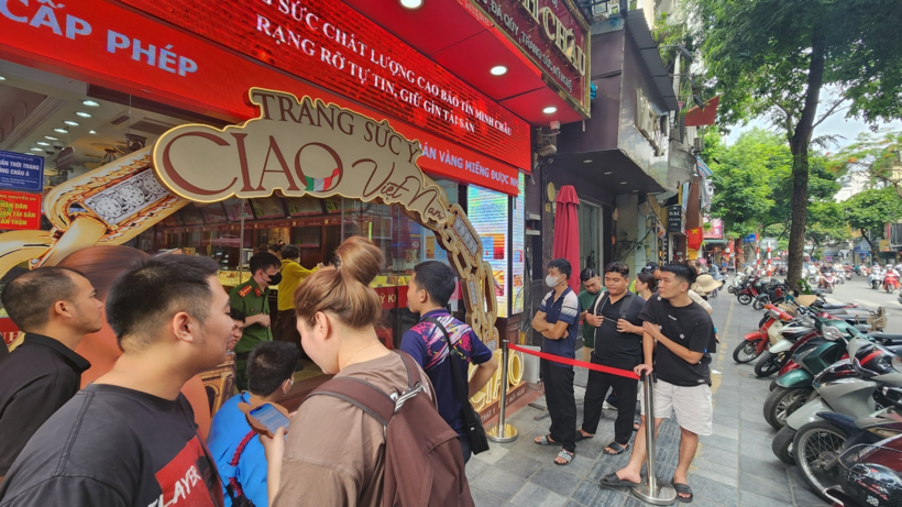 Nhiều người đến giao dịch tại các cửa hàng vàng. Ảnh: Dân Việt