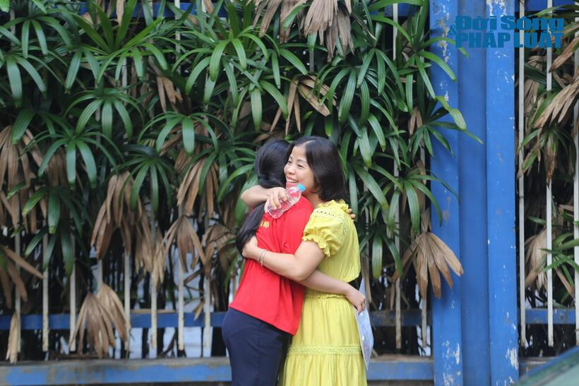 Thí sinh được mẹ ôm động viên trước khi bước vào buổi thi thứ 2 kỳ thi tốt nghiệp THPT 2026. Ảnh: Lê Liên