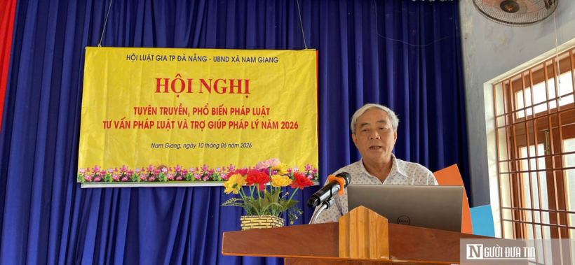 Báo cáo viên Đoàn Văn Tri phổ biến các quy định pháp luật về đất đai và an toàn giao thông cho người dân địa phương.