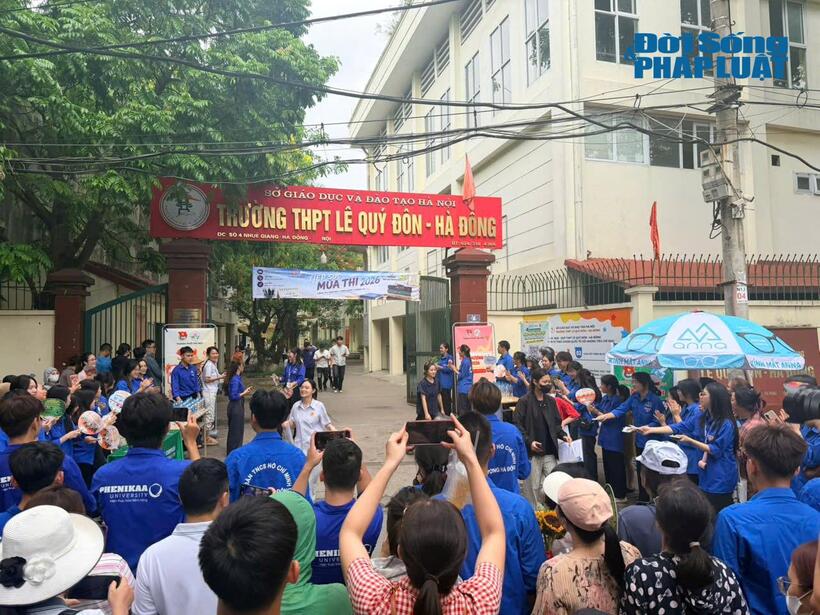 Không khí sau giờ thi tại điểm thi Trường THPT Lê Quý Đôn - Hà Đông. Ảnh: Thành Lâm