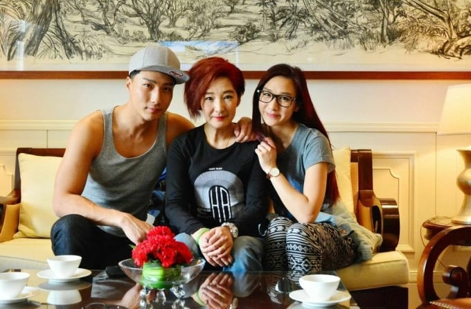 Tuyết Lê bên hai con.